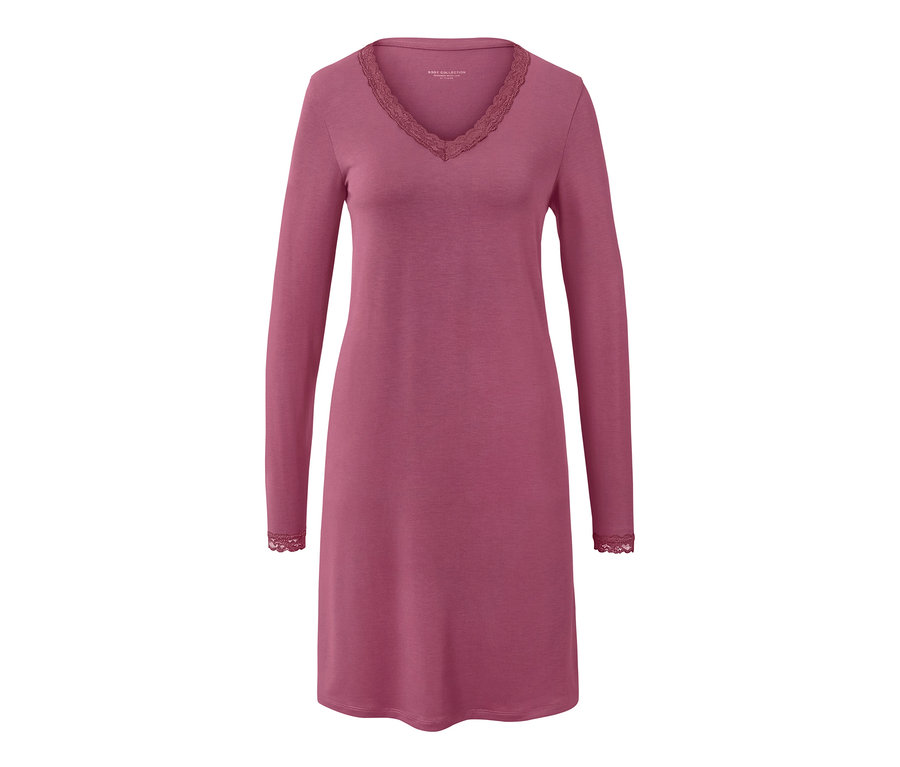 Une chemise de nuit avec de la dentelle sur l'encolure et les manches.
