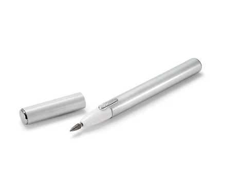 Un appareil de manucure-pédicure argenté avec un capuchon amovible sur un fond blanc.