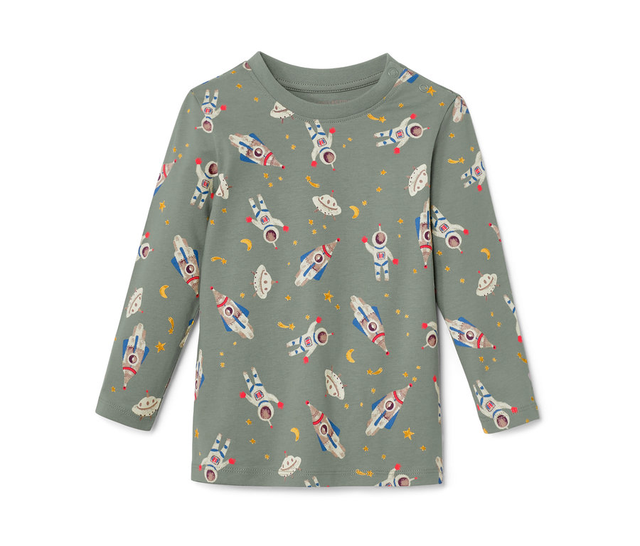 Un t-shirt à manches longues vert avec un motif d'espace.