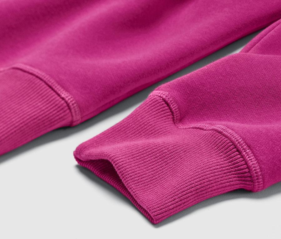 Détail d'un sweat-shirt à capuche violet.