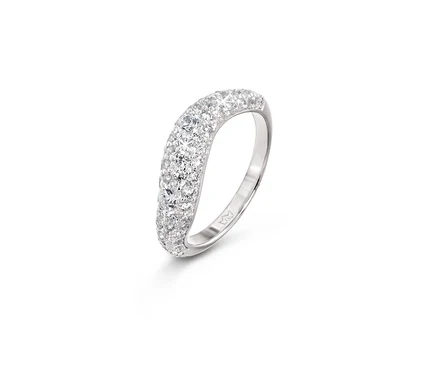 Bague en argent 925 vague sur fond blanc.