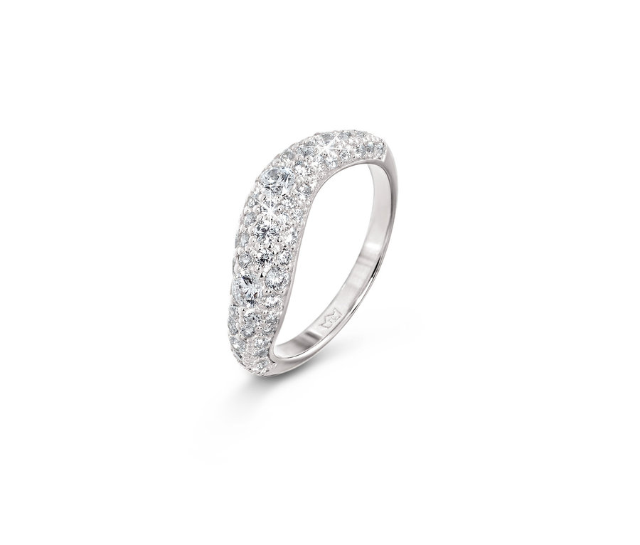 Bague en argent 925 vague sur fond blanc.