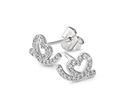 Deux clous d’oreilles en argent 925 en forme de cœur sur fond blanc.