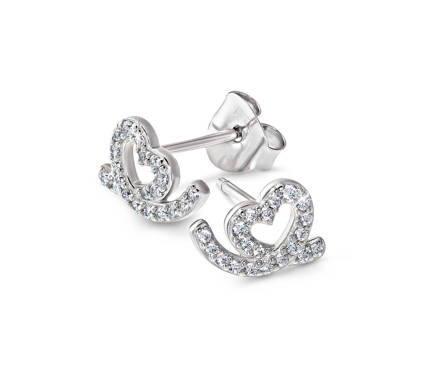 Deux clous d’oreilles en argent 925 en forme de cœur sur fond blanc.