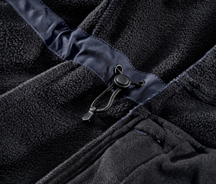 Gros plan sur un manteau en softshell bleu denim.