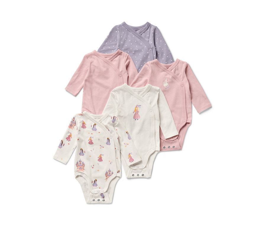 Cinq bodys évolutifs pour bébé sur le thème des princesses. Les bodys sont de couleur violet clair à pois, rose et blanc avec des motifs de princesses.