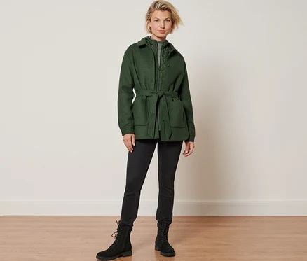 Femme debout portant une veste 3-en-1.