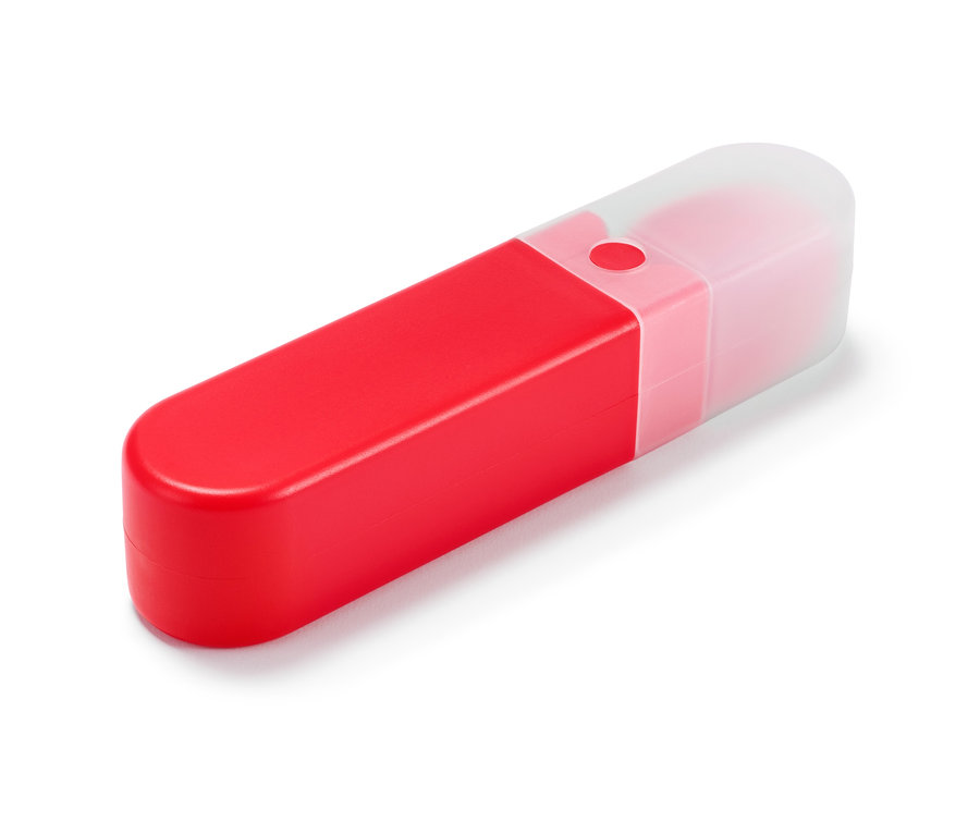 Couverts de pique-nique rouges avec couvercle transparent.