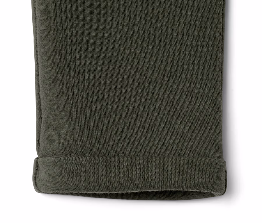 Détail d'un pantalon de jogging avec poches cargo.