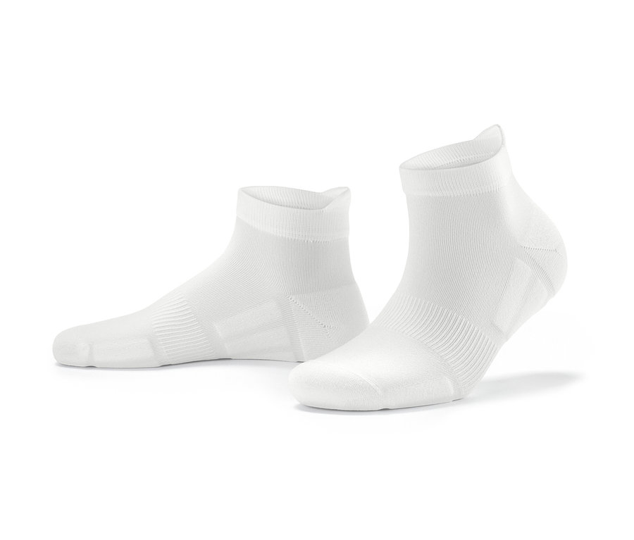 Deux paires de chaussettes de course professionnelles blanches.