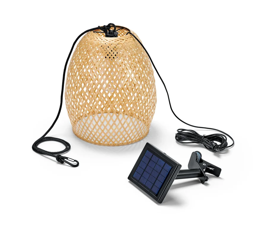 Lampe suspendue à filament solaire avec abat-jour tressé, panneau solaire et câble.