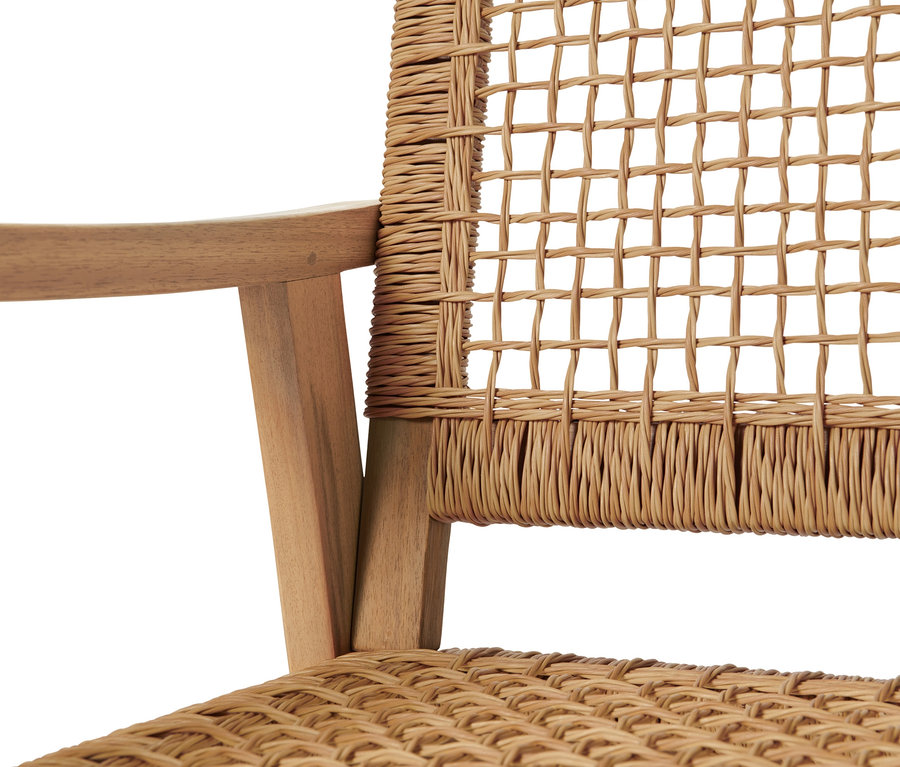 Gros plan d'un fauteuil à bascule avec tressage en polyrotin.