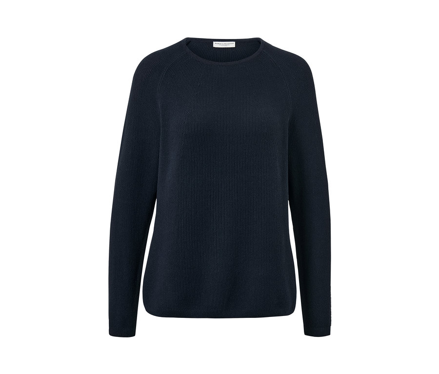 Pull en maille bleu foncé.