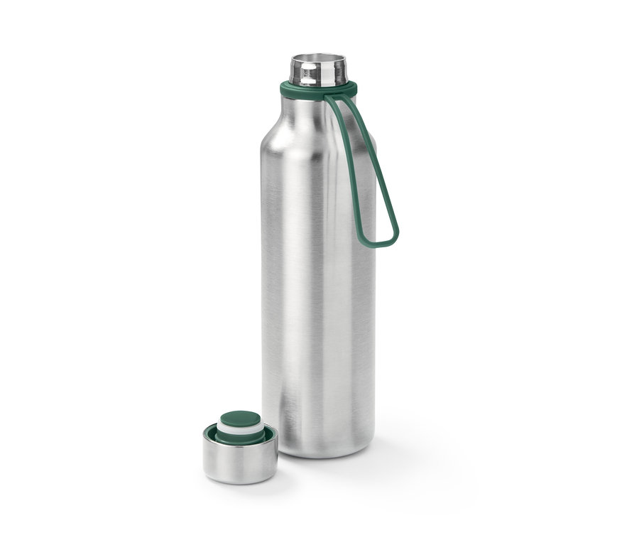 Une gourde isotherme en acier inoxydable avec une poignée verte et un couvercle à côté.