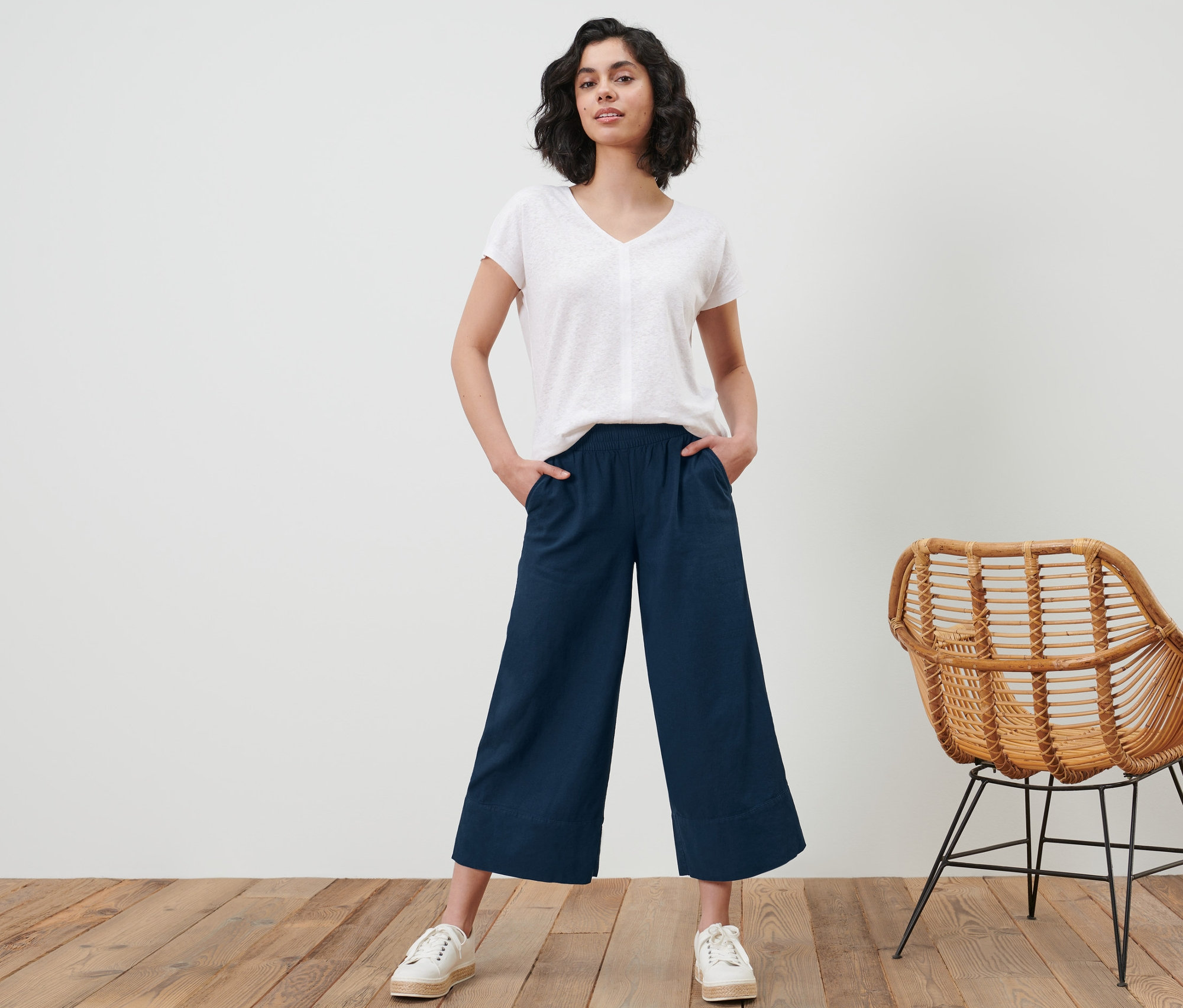 Femme posant en pantalon palazzo en mélange de lin.