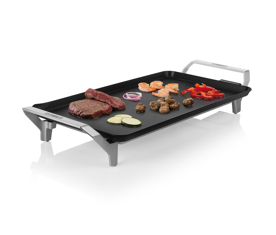 Sur un gril teppanyaki de table, on grille du bœuf, des crevettes, des champignons, des poivrons, des oignons et des courgettes.
