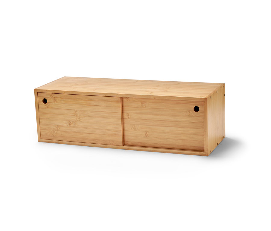 Étagère murale en bois clair avec portes coulissantes.