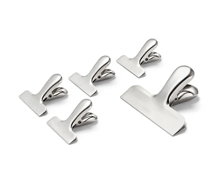 Cinq clips aromatiques en acier inoxydable sur fond blanc.