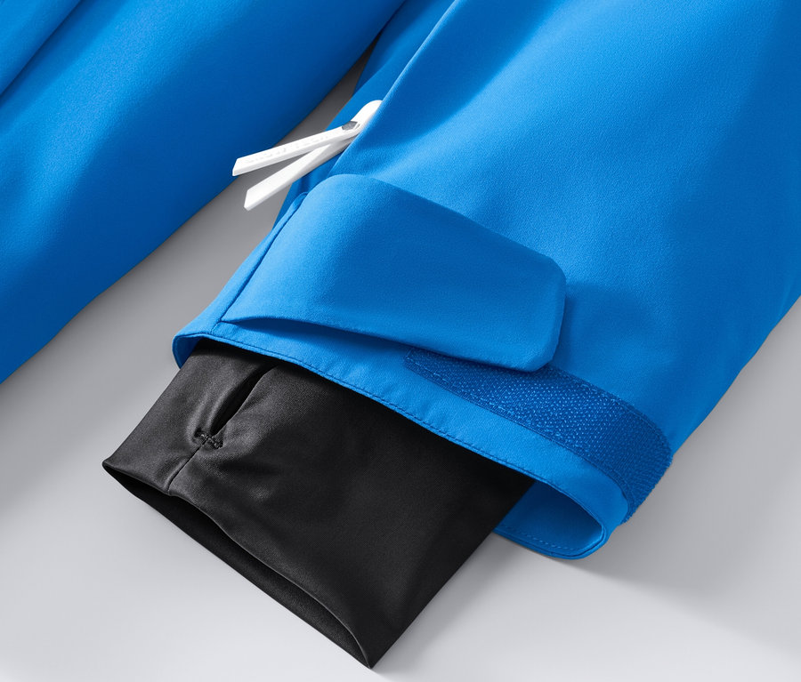 Gros plan sur une veste de ski high-tech bleue.