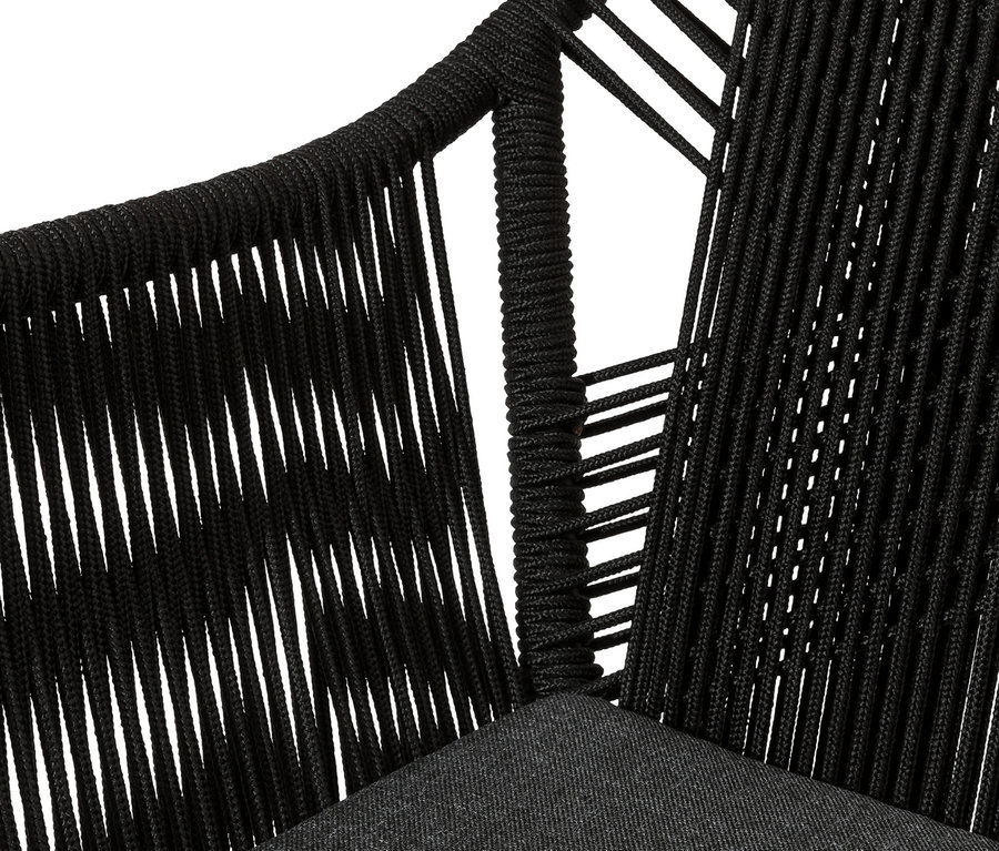 Gros plan d'un fauteuil de salon pivotant avec tressage textile.