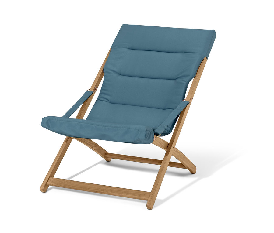 Un fauteuil de relaxation pliant bleu-gris avec un cadre en bois.