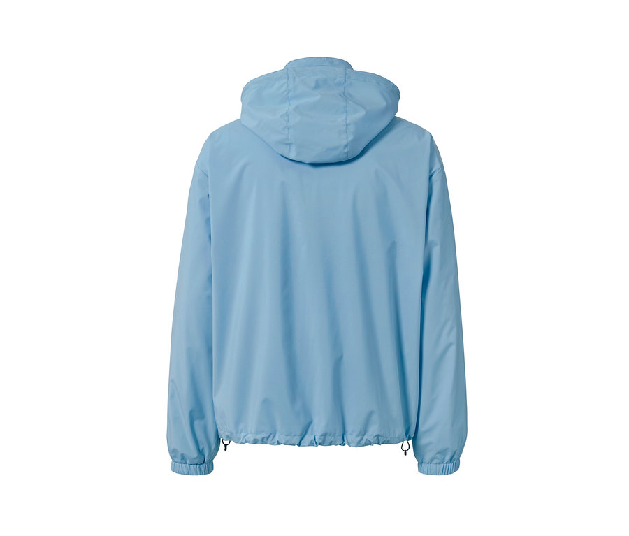 Vue arrière d'une veste coupe-vent bleu clair avec capuche.