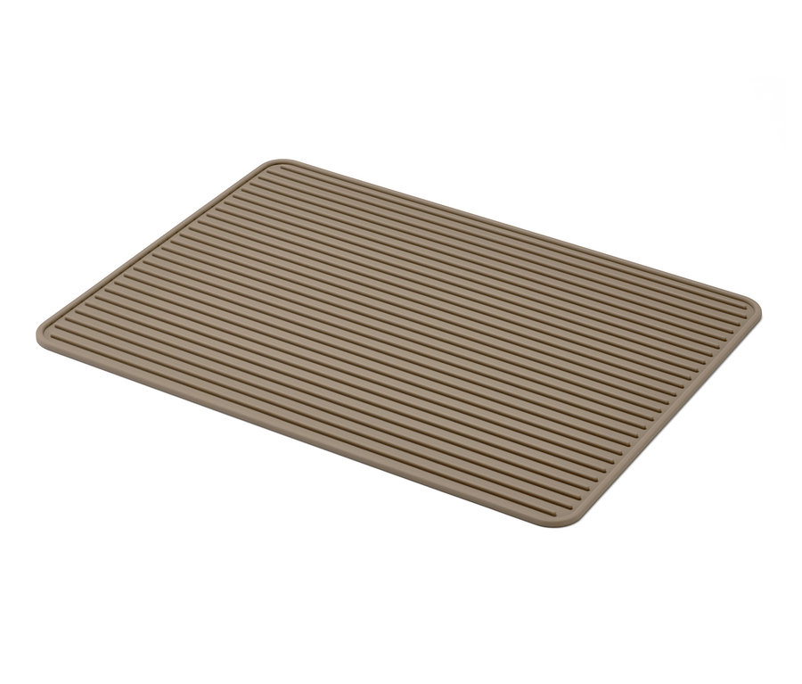 Un tapis de cuisson double face beige posé sur une surface blanche.