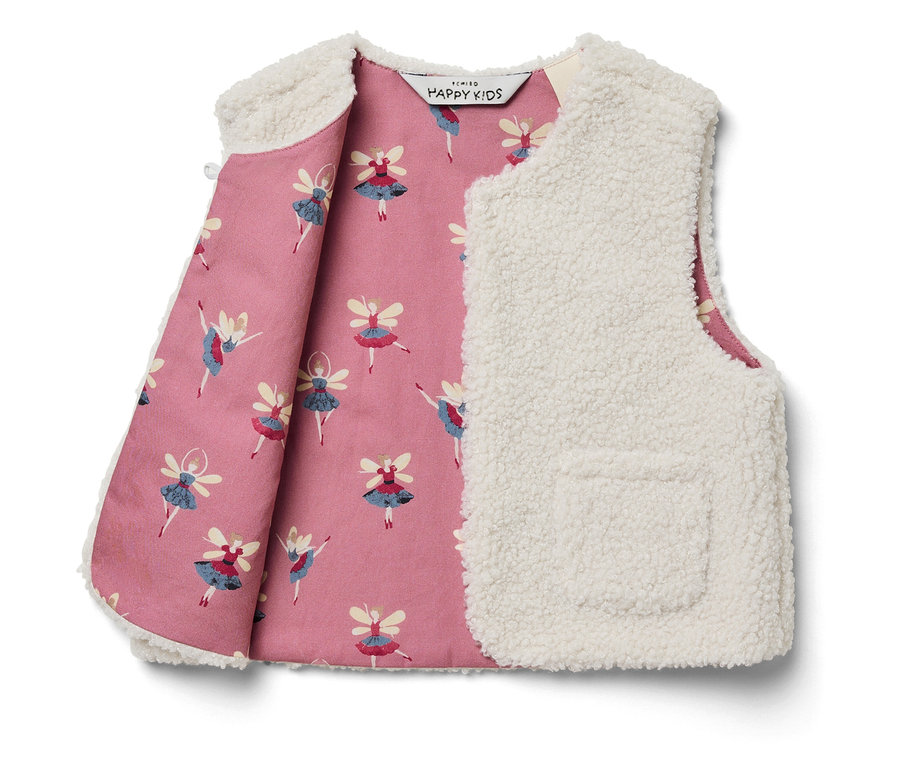 Détail d'un gilet blanc ouvert avec une doublure rose imprimée de ballerines.