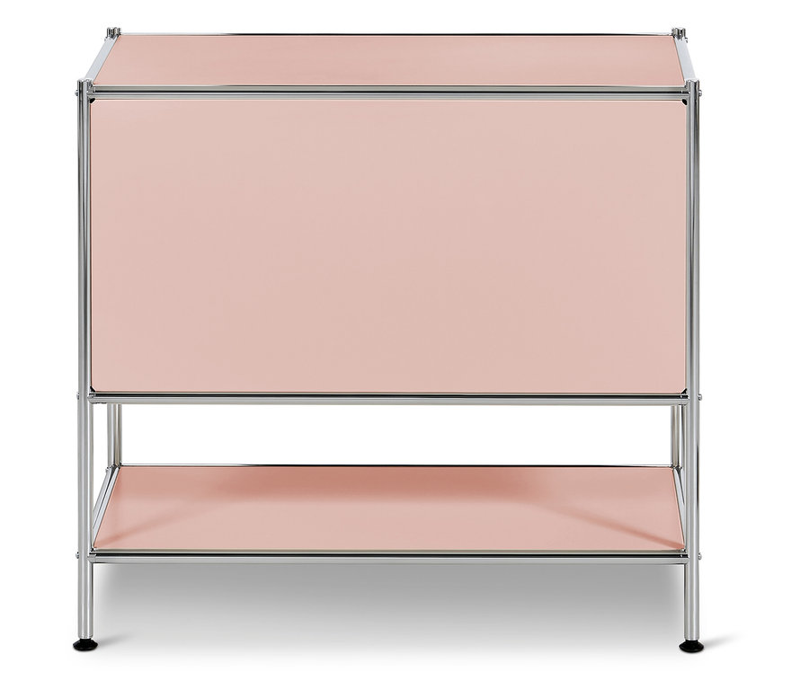 Armoire avec panneaux roses et cadre chromé.