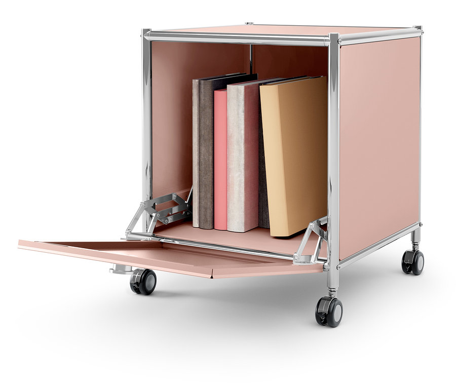 Un caisson mobile rose avec une porte ouverte, des livres sont à l'intérieur.