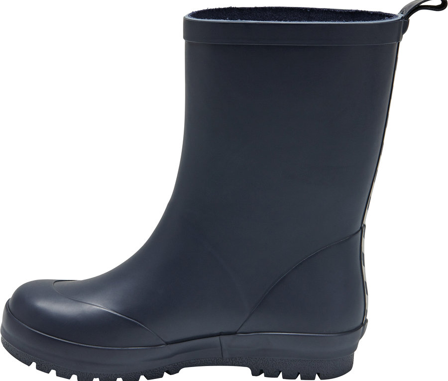 Gros plan d'une botte en caoutchouc bleue.