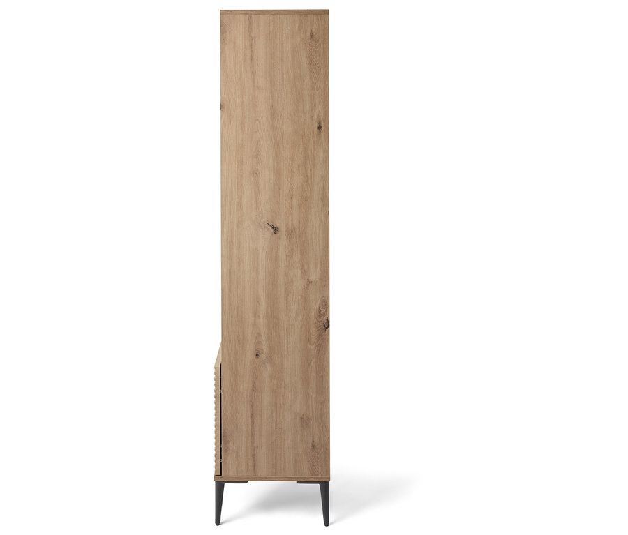Vue latérale d'une haute armoire en bois avec des pieds noirs.