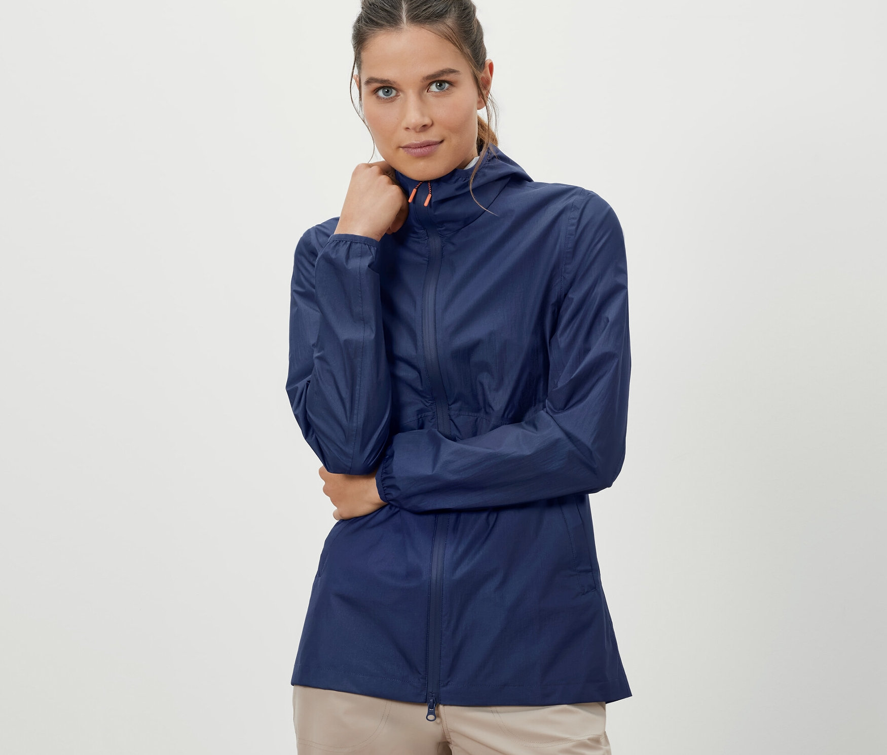 Femme portant une veste de pluie ultra-légère « repliable ».
