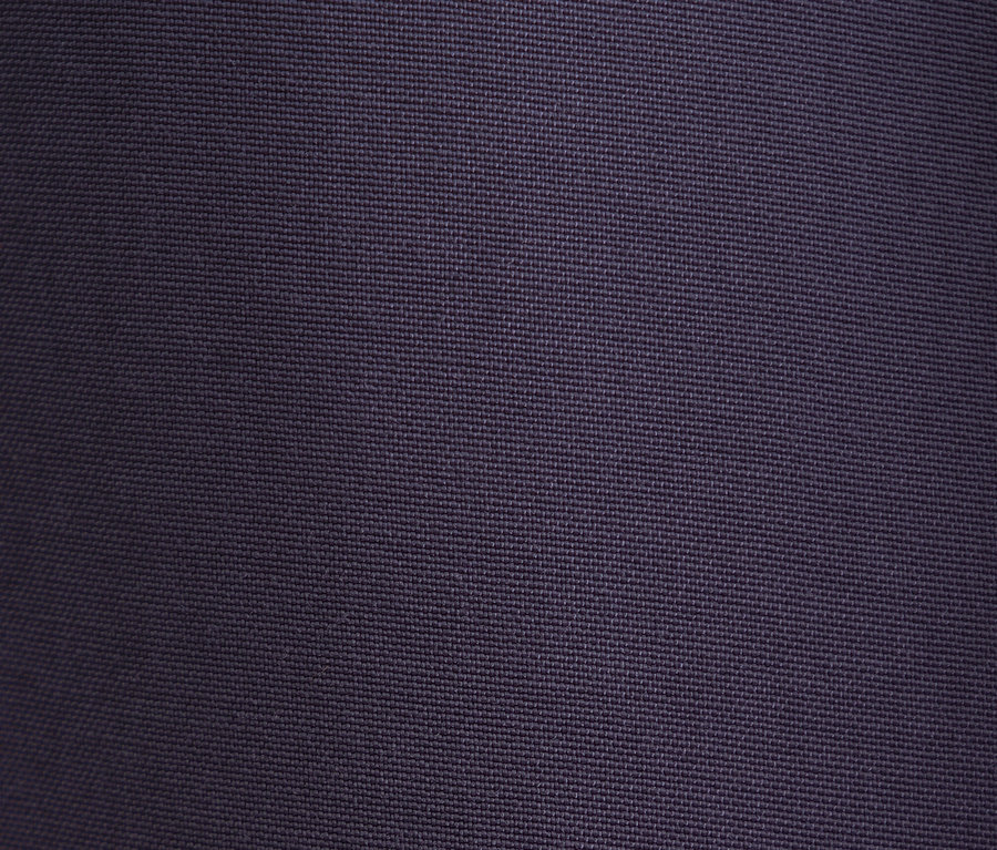 Gros plan sur la texture d'un chemisier en viscose Seidensticker.
