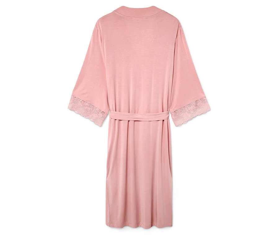 Peignoir rose avec dentelle aux manches et ceinture.