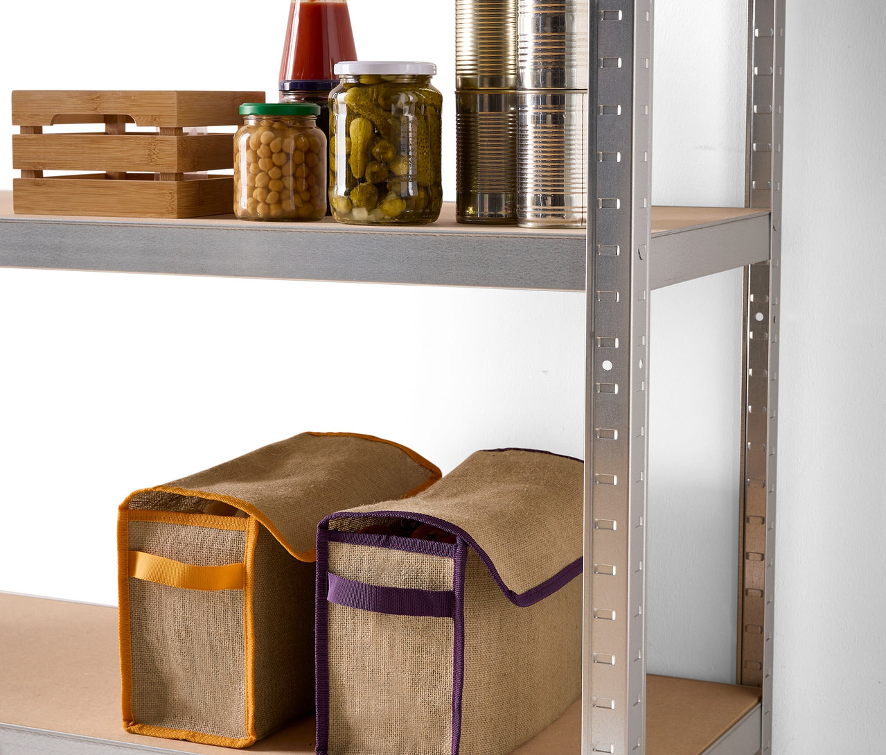 Deux sacs de rangement sont posés sur une étagère.