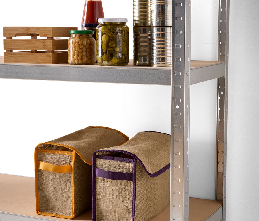 Deux sacs de rangement sont posés sur une étagère.