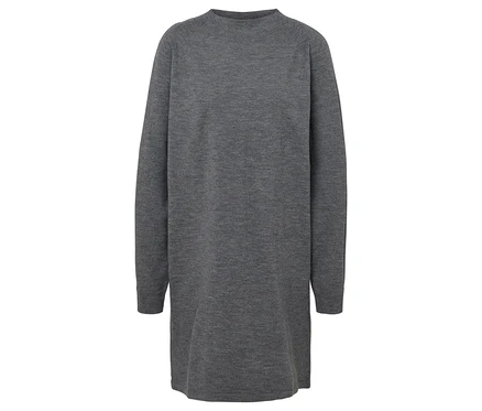 Robe grise en tricot à manches longues.
