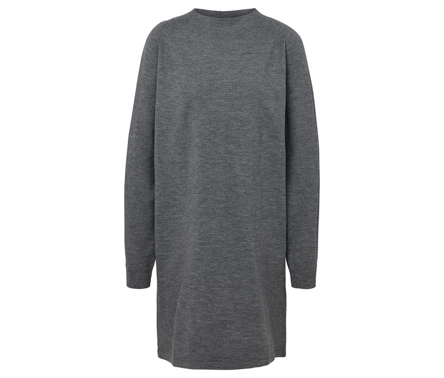 Robe grise en tricot à manches longues.