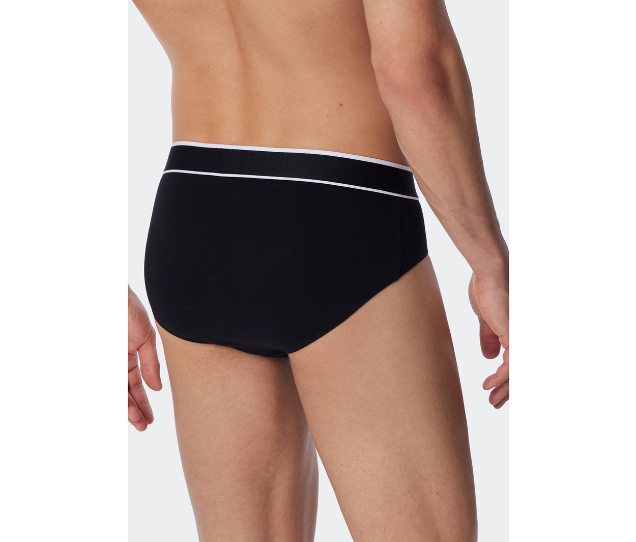 Homme de dos portant un slip Rio SCHIESSER noir avec une ceinture blanche.