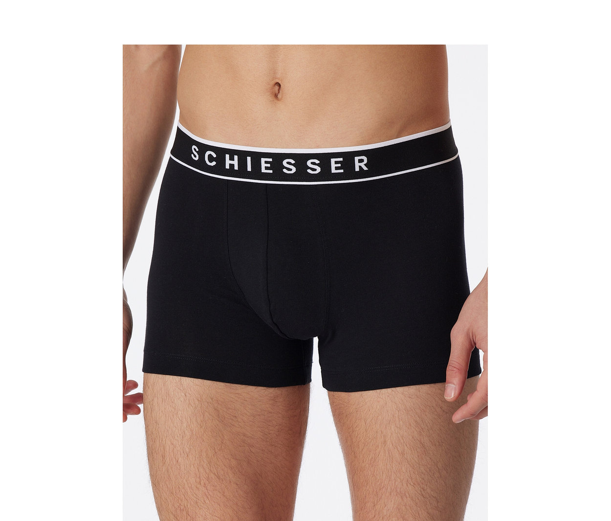 Homme portant un short SCHIESSER noir avec une ceinture blanche et le logo de la marque.