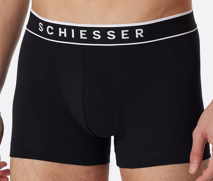 Homme portant 3 boxers SCHIESSER avec coton bio, noir.