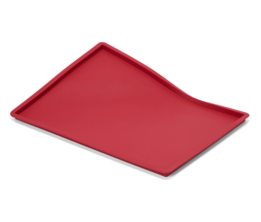 Tapis rouge sur fond blanc.