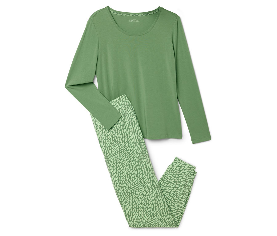 Pyjama vert à manches longues et pantalon vert à motifs.