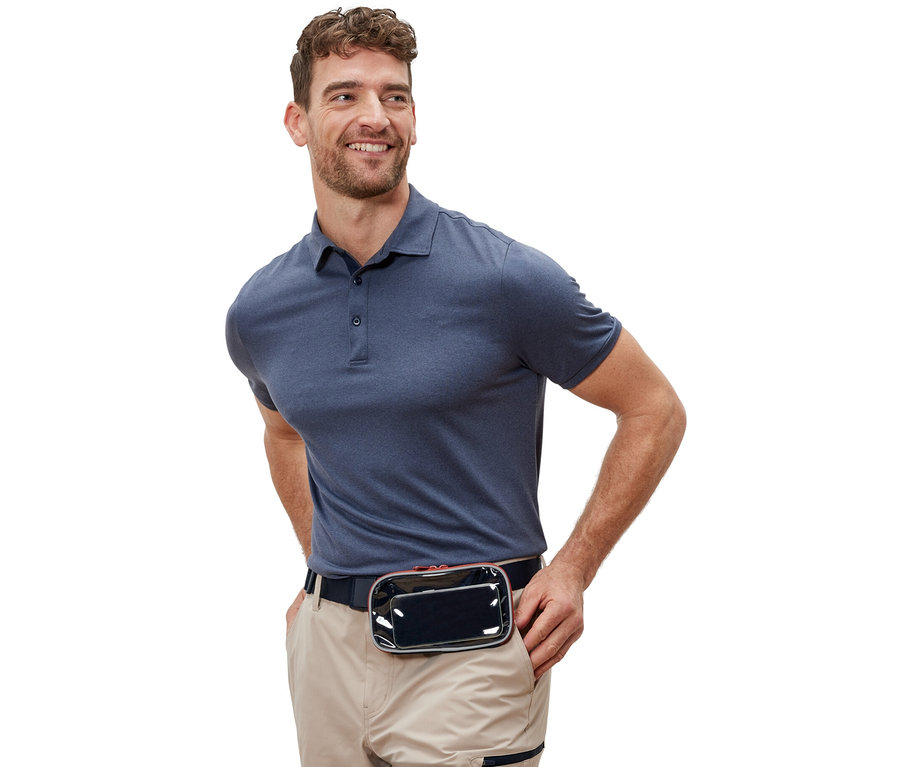Homme portant une pochette multifonction avec fenêtre transparente à la ceinture.