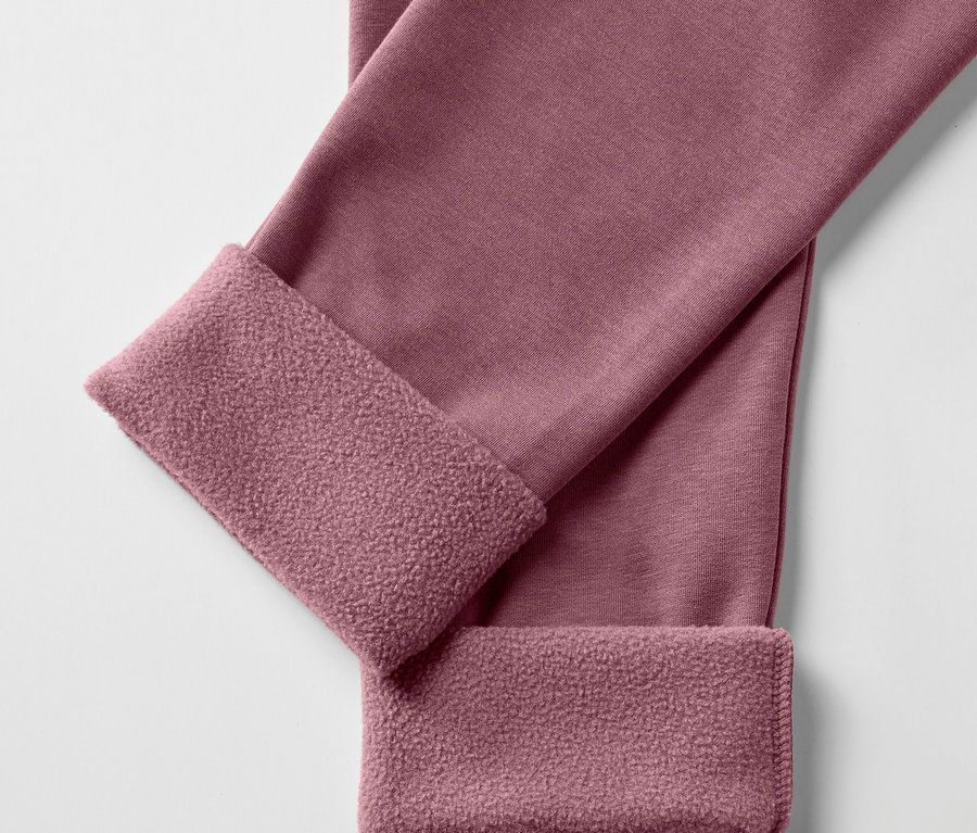 Détail d'un legging thermique pour enfant avec intérieur gratté, couleur baies.