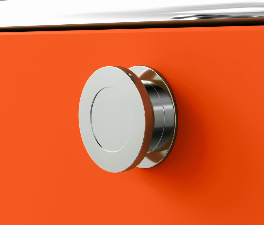 Gros plan d'un caisson à roulettes « CN3 » orange avec 3 tiroirs et une poignée argentée.