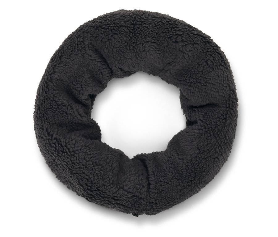 Coussin circulaire noir texturé.