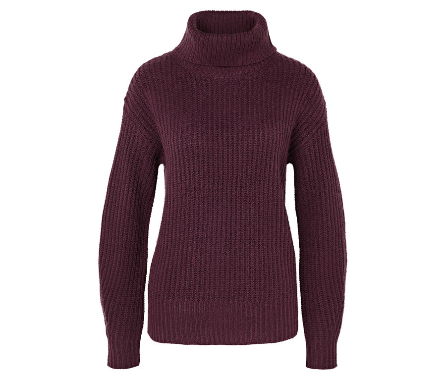Un pull à col roulé bordeaux sur fond blanc.