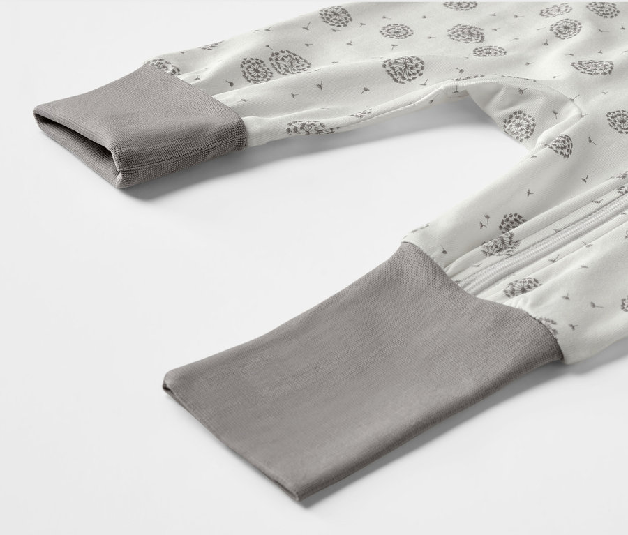 Gros plan sur un pyjama pour bébé avec un motif de pissenlits.